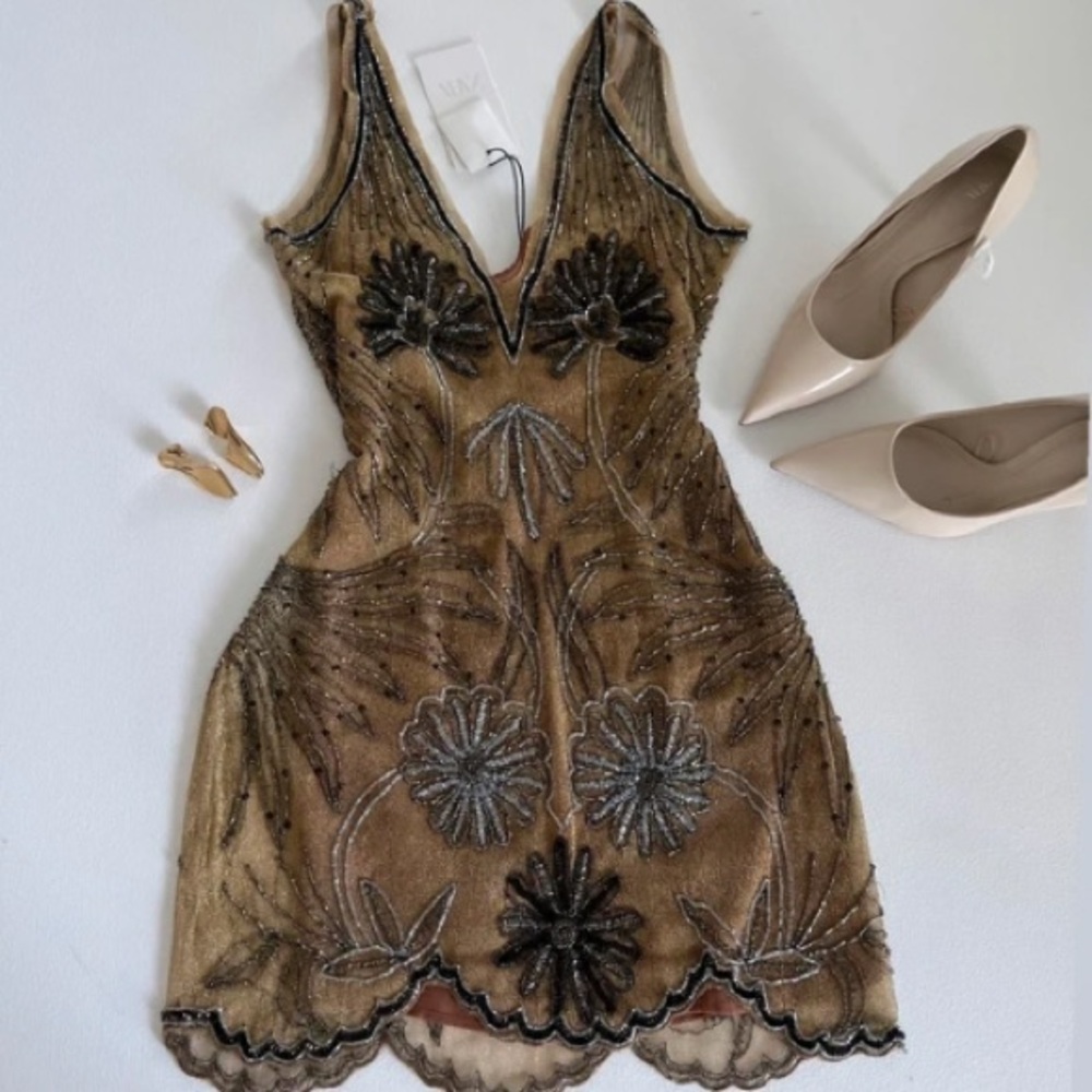 Elegant Floral Beaded Dress with Black and Tan Details - Picture 2 of 2